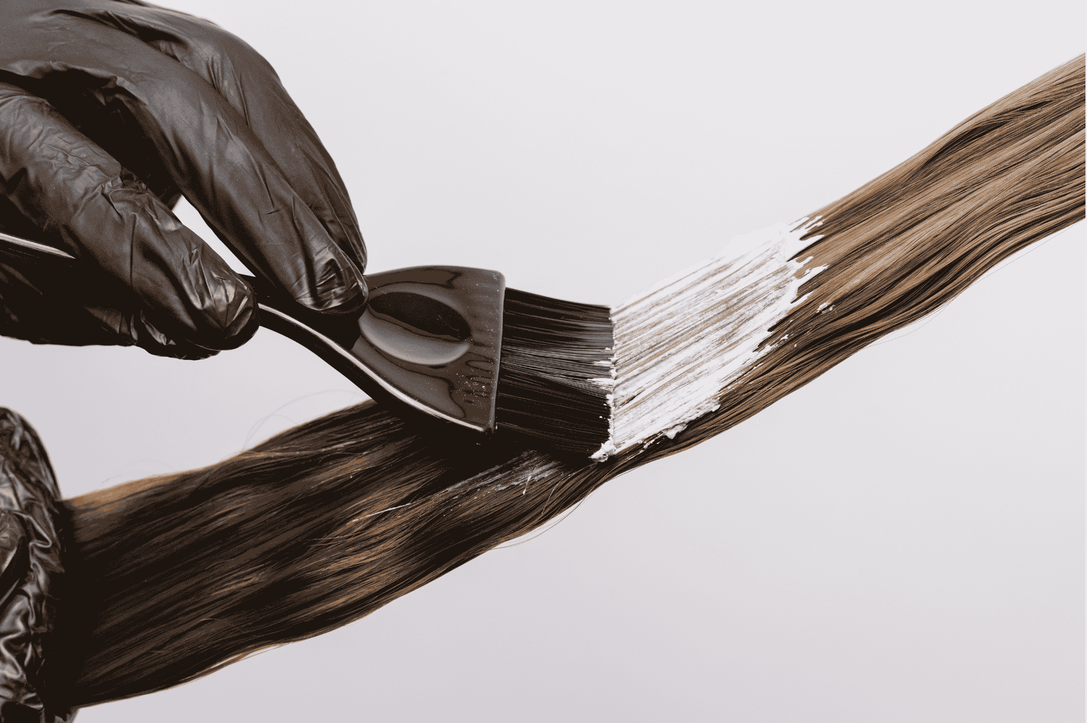 A close-up view of hair texture showing dryness and frizz—common signs of mineral buildup from hard water in Dubai. Simple tools like The Gulf Shower can support better rinsing habits.