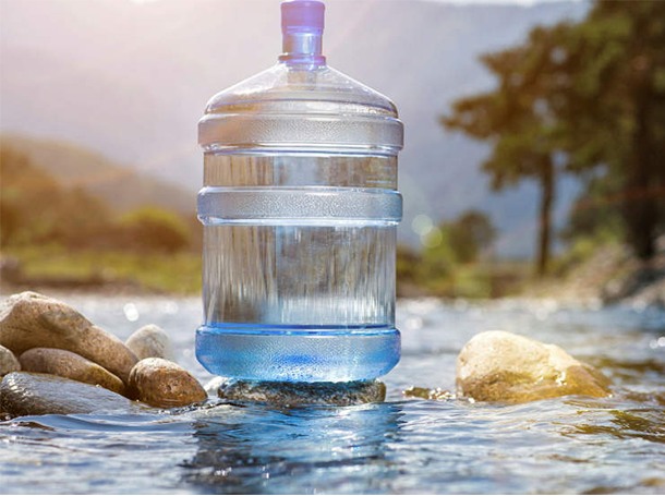 Portable bottled water shower for gentle rinsing – perfect for sensitive skin and hair in hard water regions.